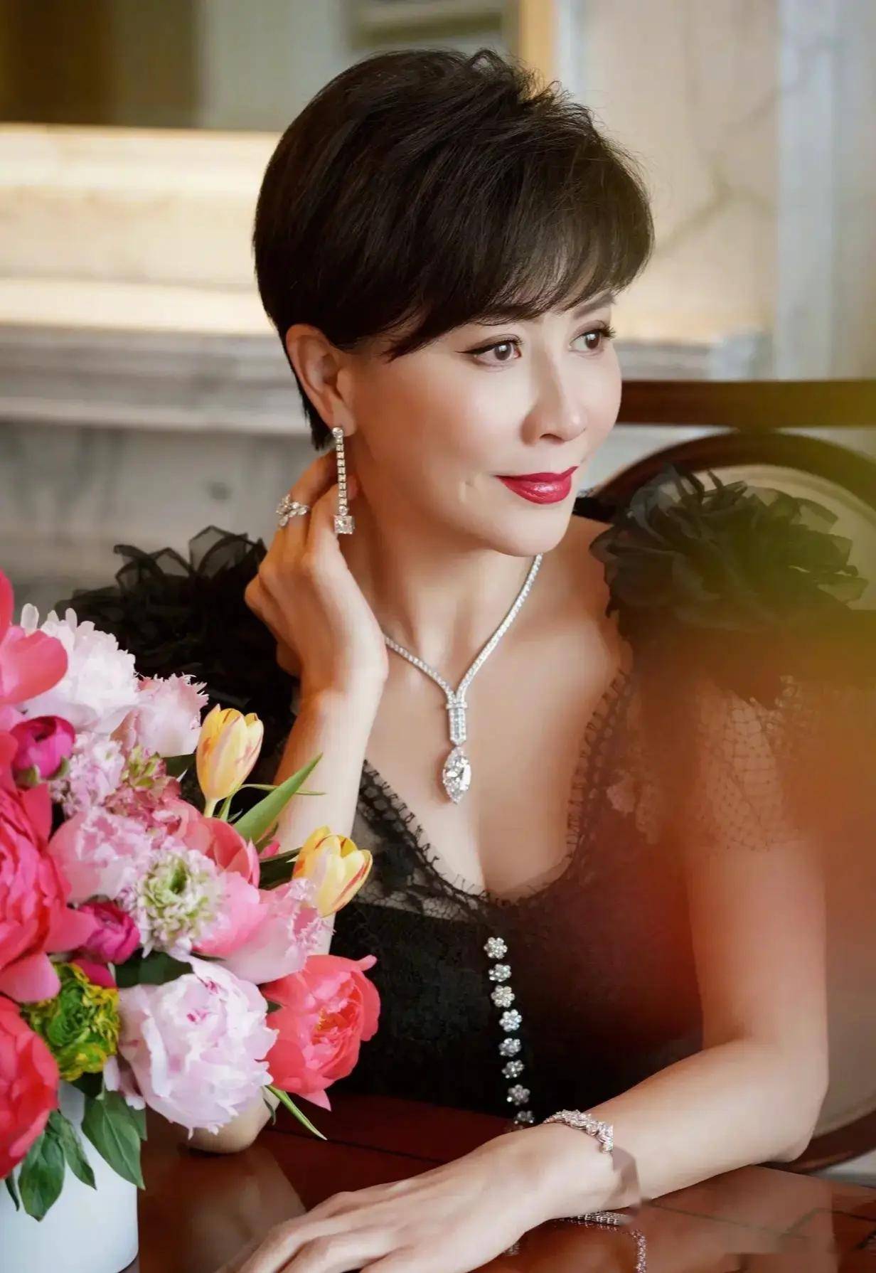 [岁月不败美人!刘嘉玲58岁写真,性感女神的迷人风采!