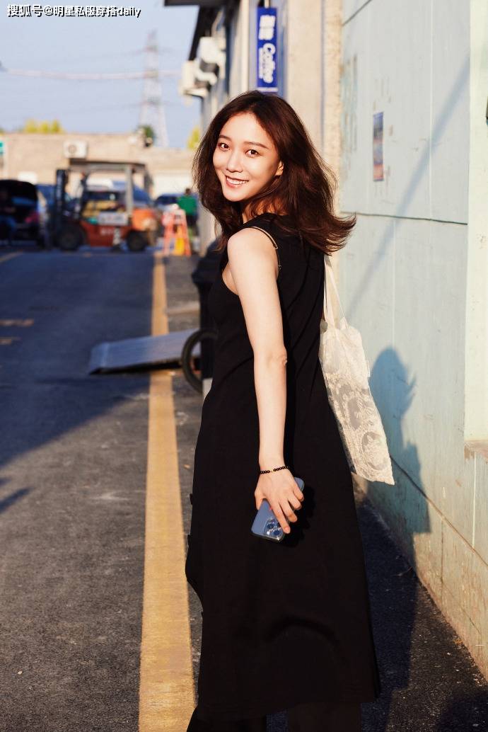 王珞丹不愧是文艺范儿女青年,5套穿搭格外优雅大方,松弛感满满!