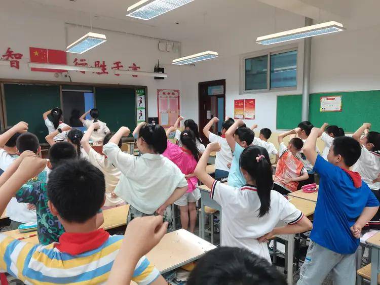 创意课桌舞 活力满校园 | 长治路小学开展"课桌舞"活动