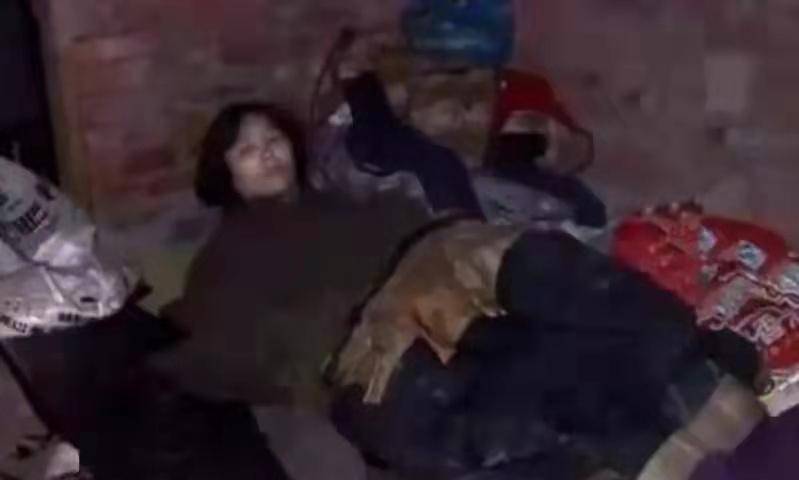 20岁女孩被人贩子打晕,120元卖给光棍汉,17年后被解救出来
