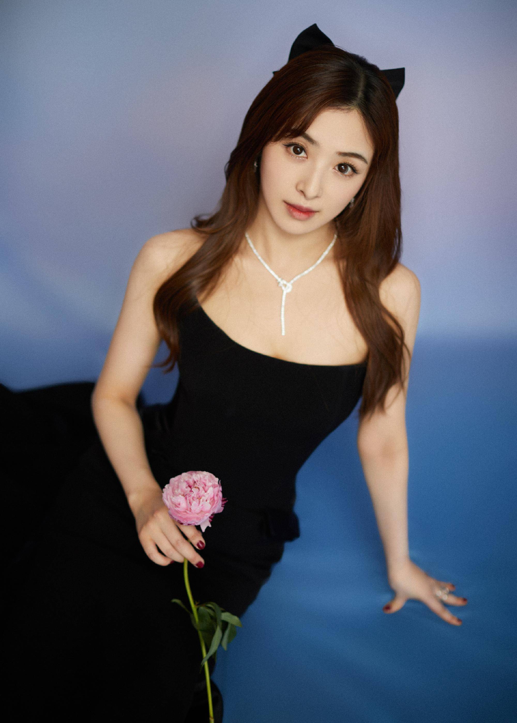 张含韵的演唱风格多变,无论是甜美的抒情歌曲还是动感的舞曲,她都能够