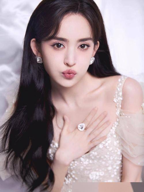 古力娜扎再次展现惊人魅力,风韵十足极具女人味,这谁顶得住?