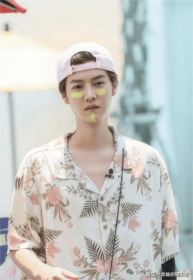 45岁邓超泳池抱着32岁鹿晗,白发马尾辫让人不敢认,好像"抱者个大姑娘"