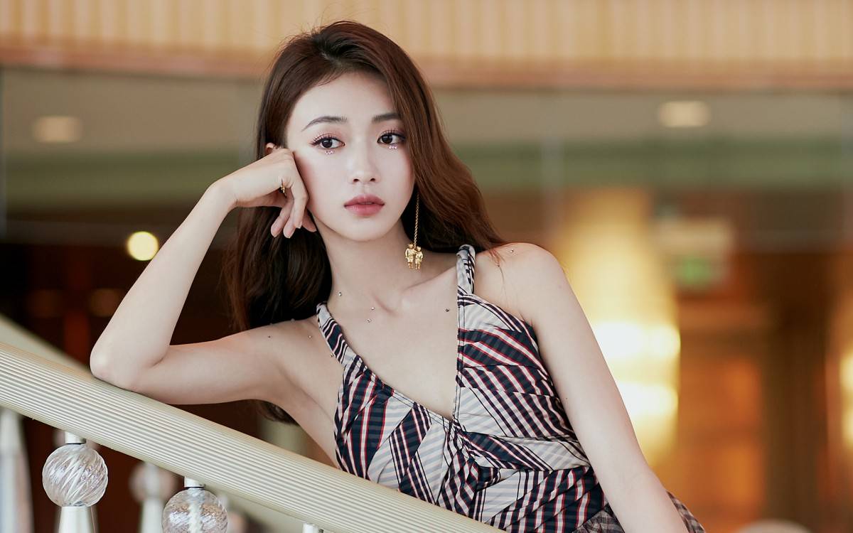 在最新的路透照中,她的鼻子似乎占据了脸庞的半壁江山,使得整体面容