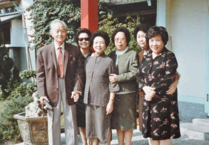 他是清华毕业的高材生,娶了三位妻子两位不育,四子皆成为社会栋梁