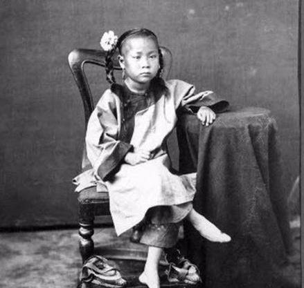 古中国有"裹脚",古欧洲有"束腰",二者之间的异同谁更残酷?