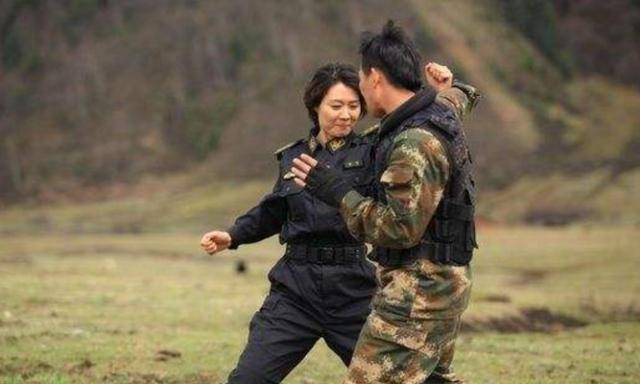 中国第一美女保镖,曾保卫13国元首,穿8斤钢板手枪从不离身