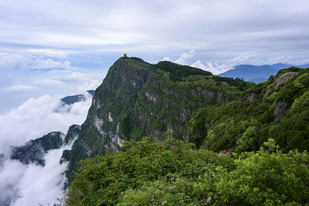 峨眉山地处四川盆地,是普贤菩萨的道场,中国四大佛教名山之一