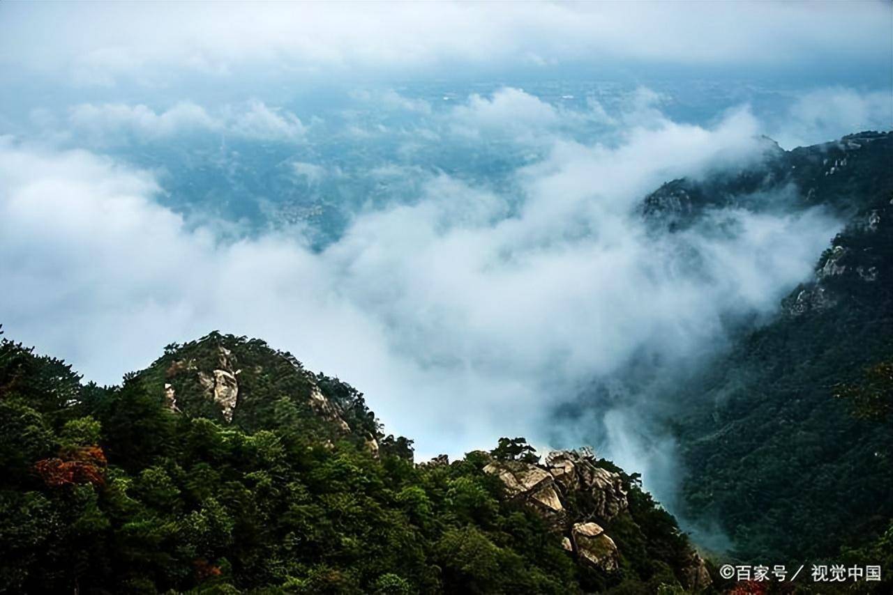 纯粹的云海景观有四处,江西庐山号称匡庐奇秀甲天下,庐山云海早已为人