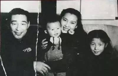 毫无家庭心,妻子临产只陪一天,晚年卧床20年却始终有人不离不弃_金焰