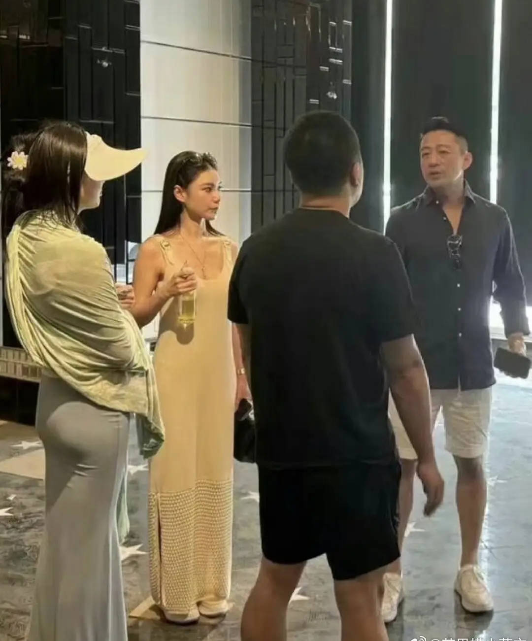 汪小菲夫妇与晚晚夫妇同框 Mandy身穿长裙小露身材-搜狐大视野-搜狐新闻