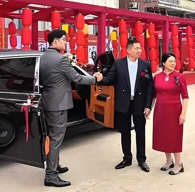 张井生儿子大婚各路人马齐聚!李金斗徒弟主持,6辆大劳1架直升机