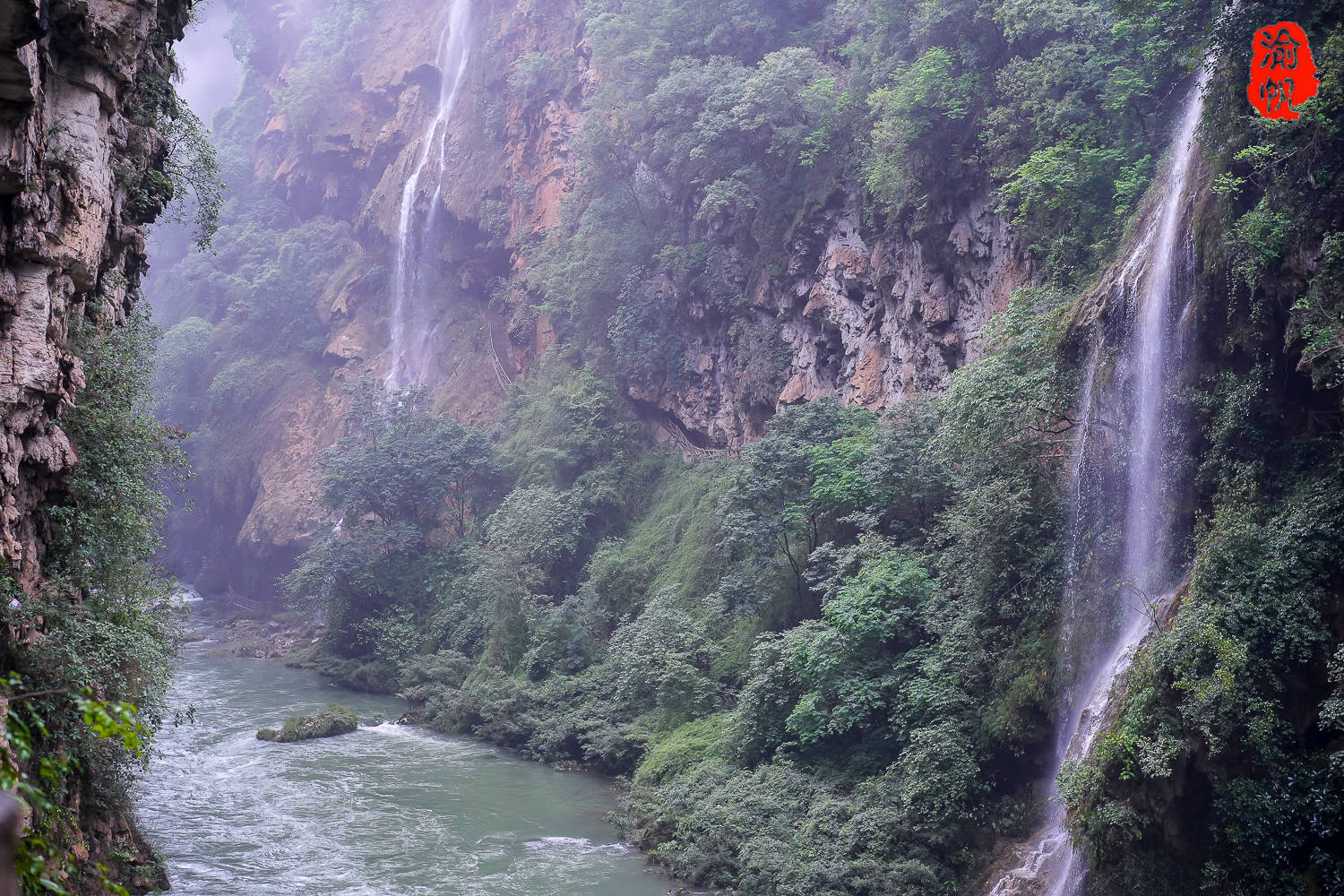 多彩贵州亲子游:马岭河峡谷,童声笑语与峡谷瀑布共绘欢乐诗画