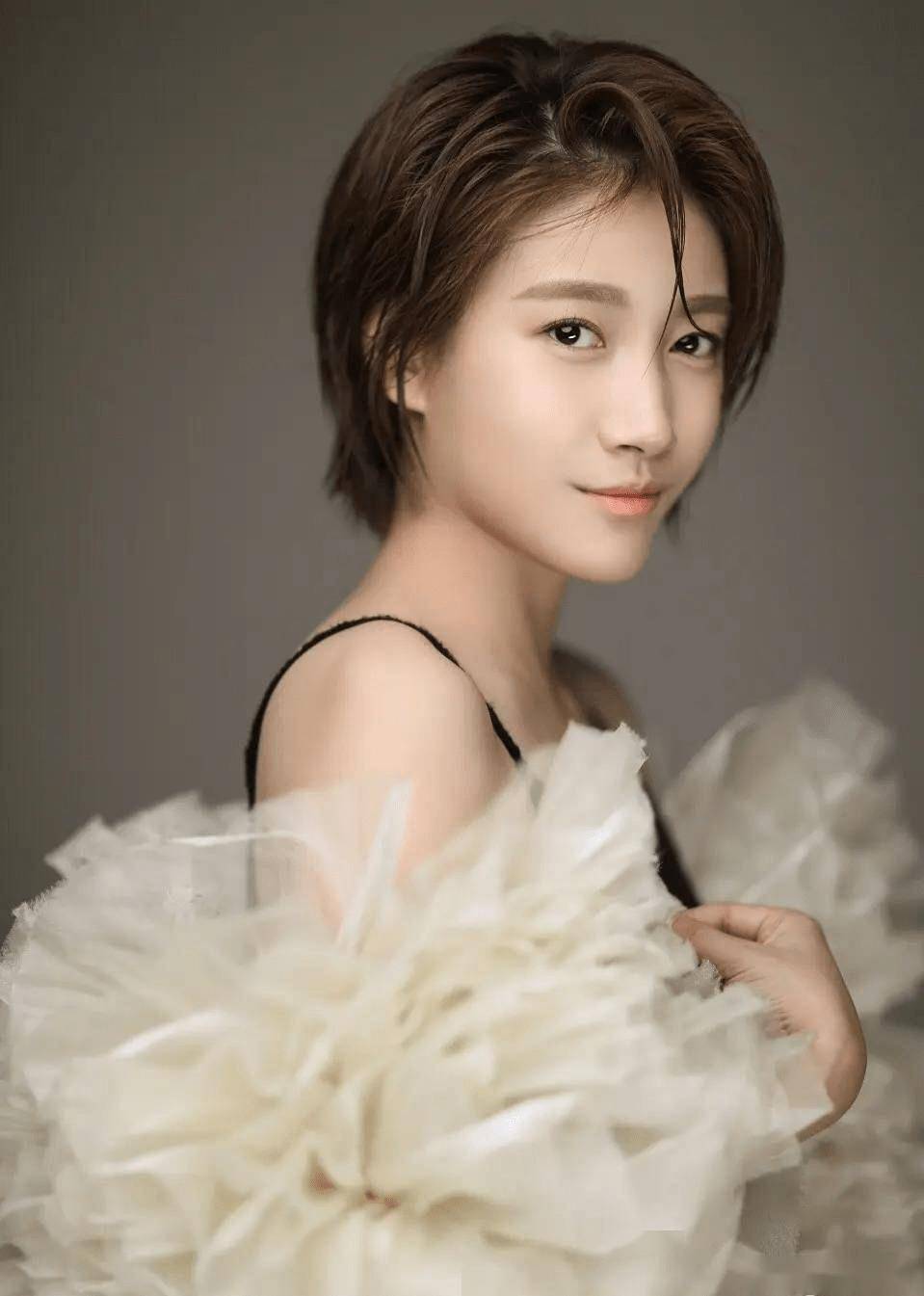 啜妮展现完美身材和演技,星二代的魅力无限大