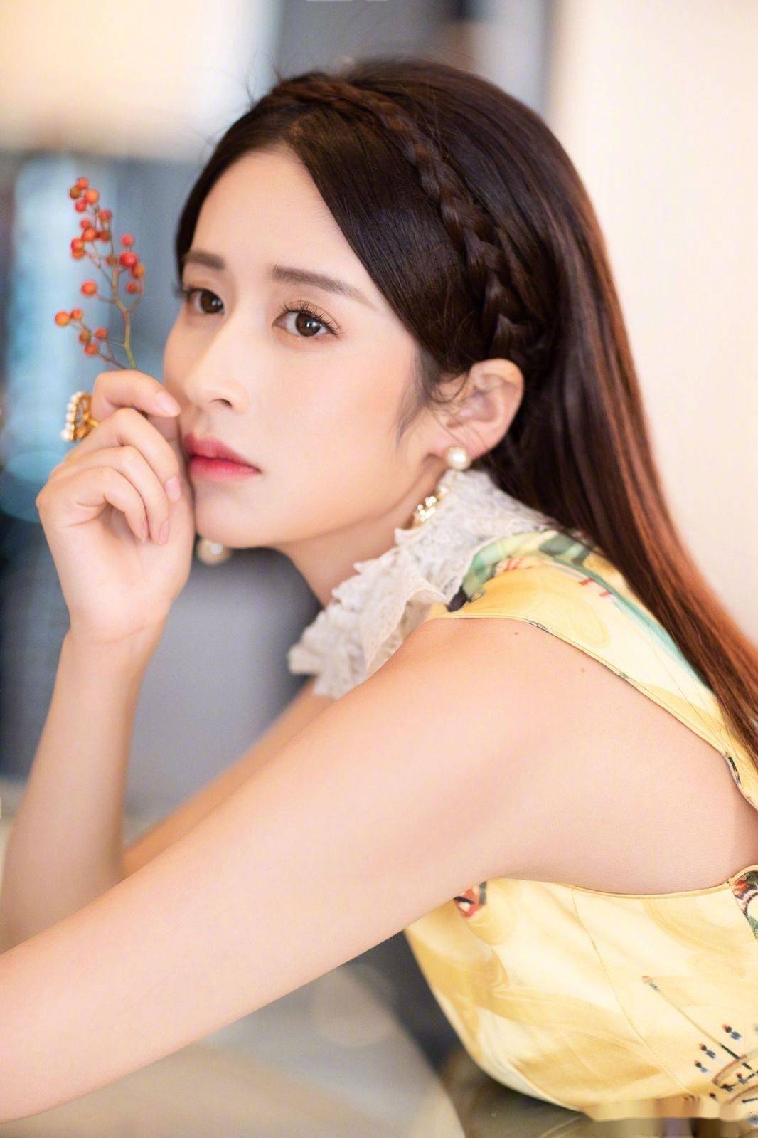 这谁顶得住!34岁颖儿凹凸身材写真赏,美丽与魅力的完美结合