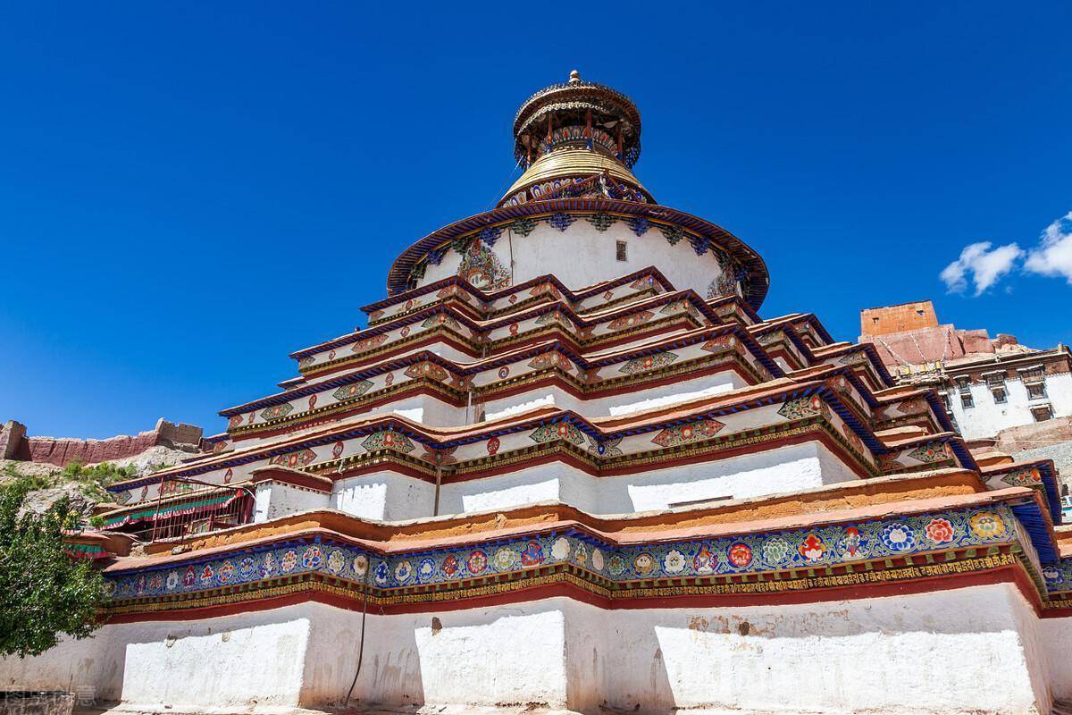 山顶上的观景台可远眺宗山古堡,附近的年楚河湿地令人沉静,不洞Υ笃