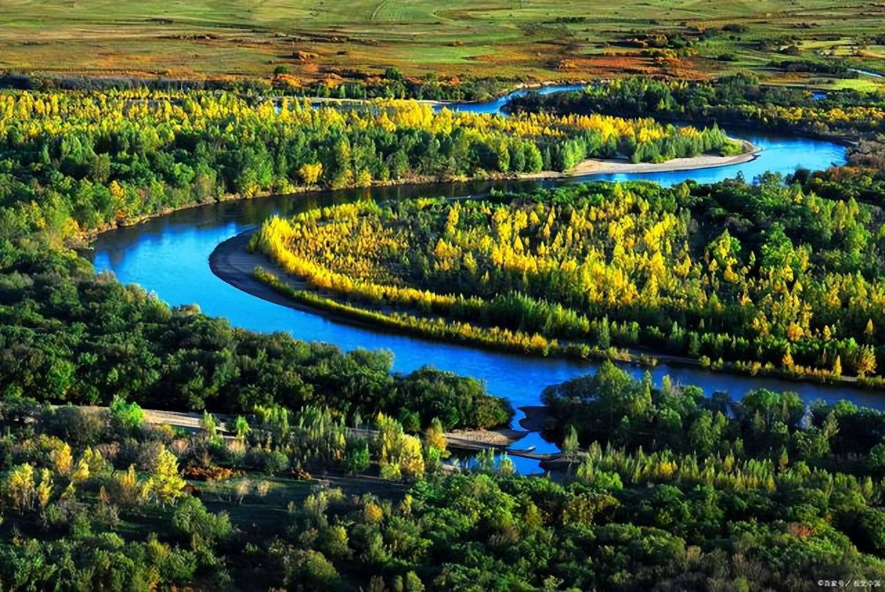黑山头古城遗址和黑山头口岸是其最主要的景点,前者曾是铁木真胞弟