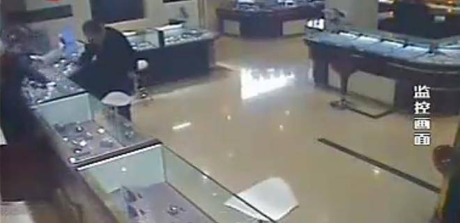 2009年,上海天价裸钻遭调包,店员抓狂:我的眼睛没有离开过钻石