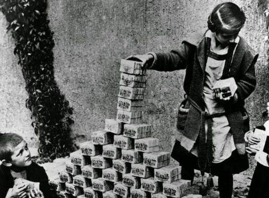 德国当年通货膨胀多恐怖?用纸币点炉子,5000亿买不来一个鸡蛋