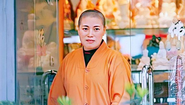 就这样,2002年,释智定正式剃度出家,师从初慧大师,法号"释智定".