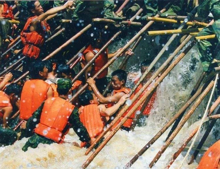 98年长江决堤数十万人未撤,战士以身抗洪,百姓哭喊:求求别跳了