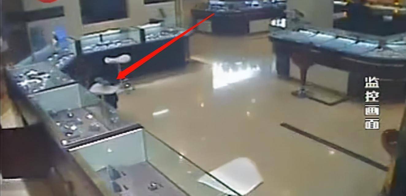 天价裸钻遭调包,店员抓狂:我的眼睛没有离开过钻石_警方_案犯_监控