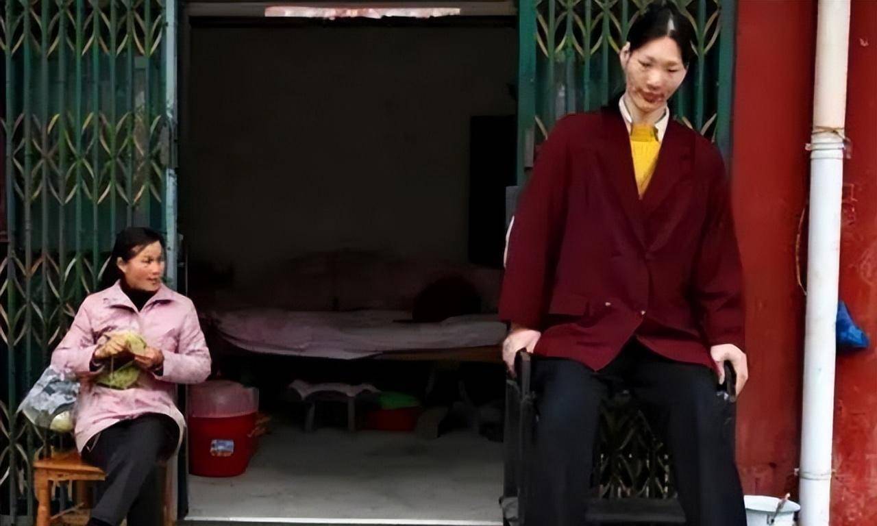 女巨人曾金莲:高2.48米,一顿吃2斤饭,鞋穿60码,遗体至今封存