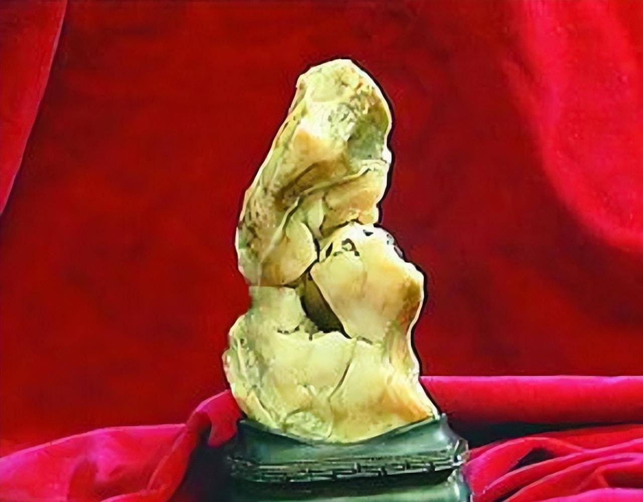 03年青岛大哥捡到熊猫奇石,有人出价百万也不卖,专家估值1亿