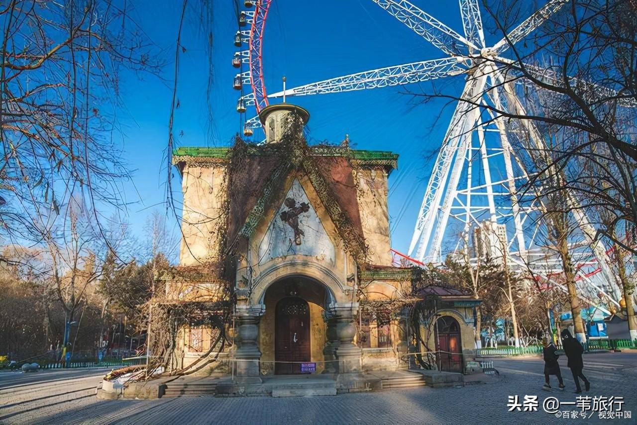 别称和"桂冠",比如"火车拉来的城市",比如"东方莫斯科"和"远东小巴黎"