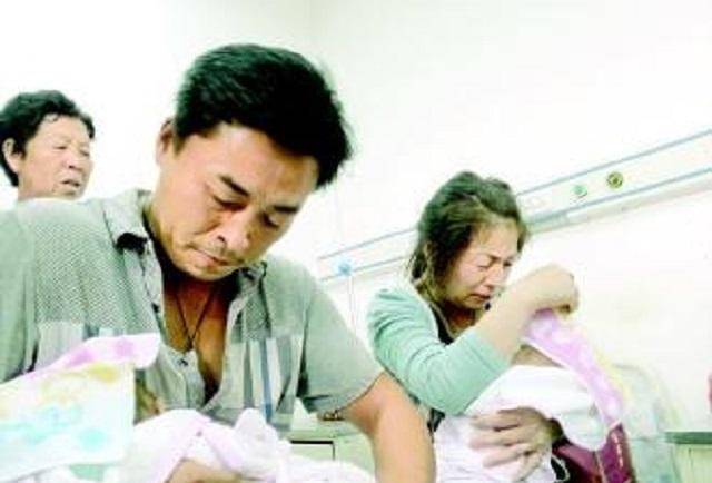 在被拐走70余天后,一对双胞胎女儿终于回到祁昆峰夫妇身边截至2013年8