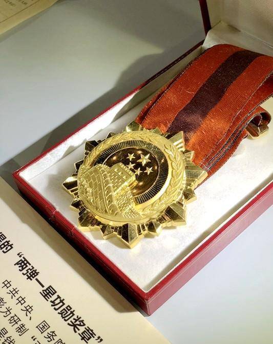 回顾钱学森的一生:曾自由出入美国五角大楼,图9三军仪仗队抬棺