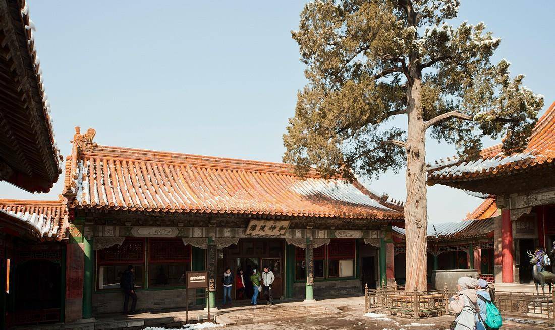 慈禧太后重修时拆除了储秀门及围墙,并将翊坤宫后殿改为穿堂殿,称体和