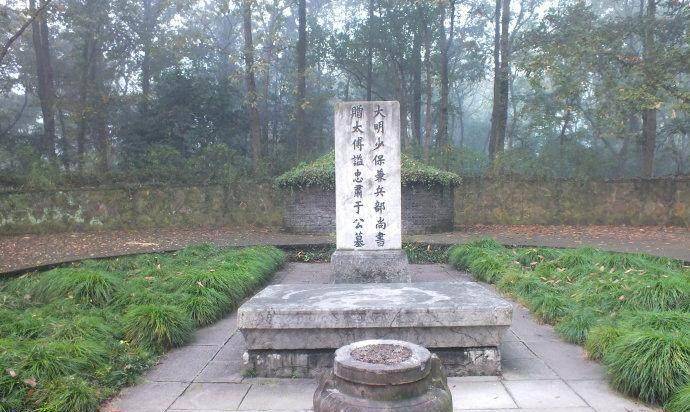 "大明英才名于谦,魂冢相伴岳墓眠.民族节气得民望,化作西湖艳丽天.