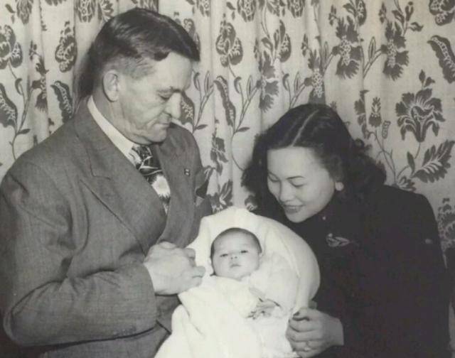 【1948年圣诞节陈纳德和陈香梅】1958年7月27日,陈纳德因病去世,享年