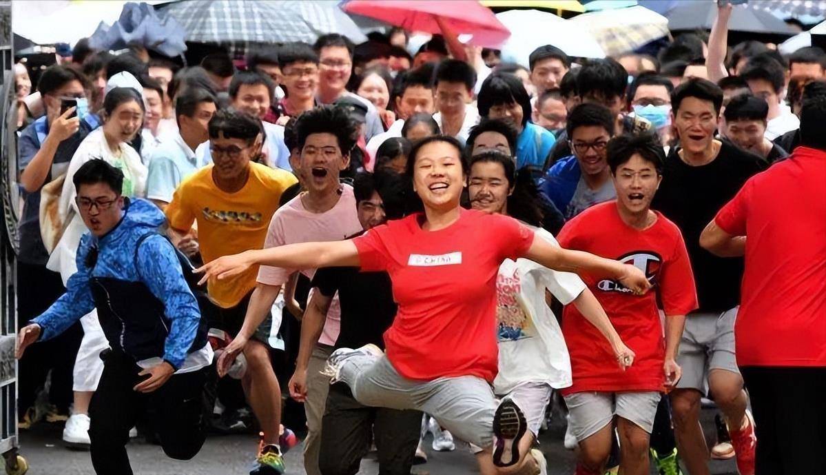 2020年高考，湖南考生兴奋冲出考场跳“一字马”，后来考了多少分-2020高考一字马女生高考成绩