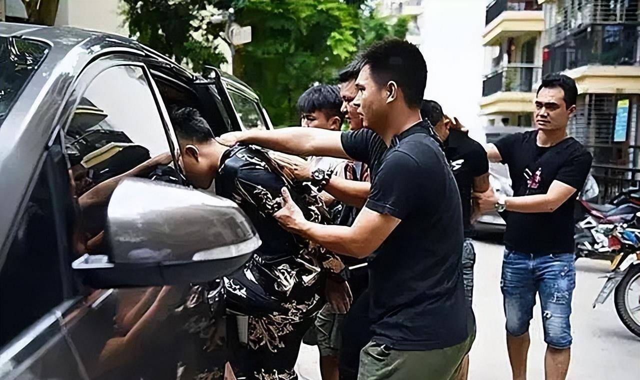 10月19日,警方在砚山县稼依镇发现了一名与犯罪嫌疑人朱某方相似度极