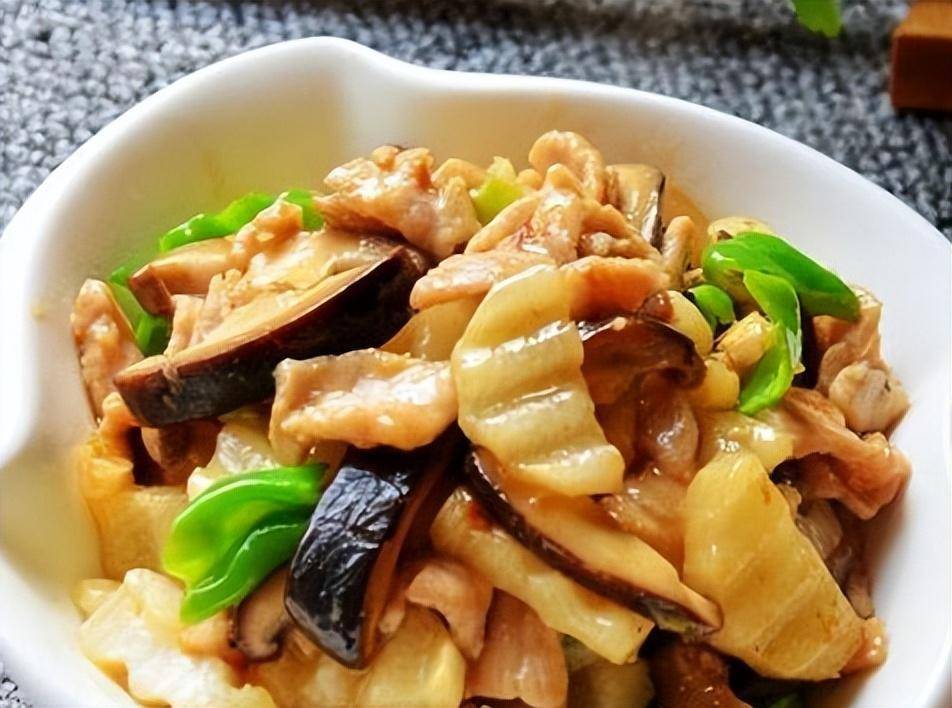 香菇山药炒肉片2,热锅放油油热后,爆香姜蒜和小米椒段;倒入腌入味的