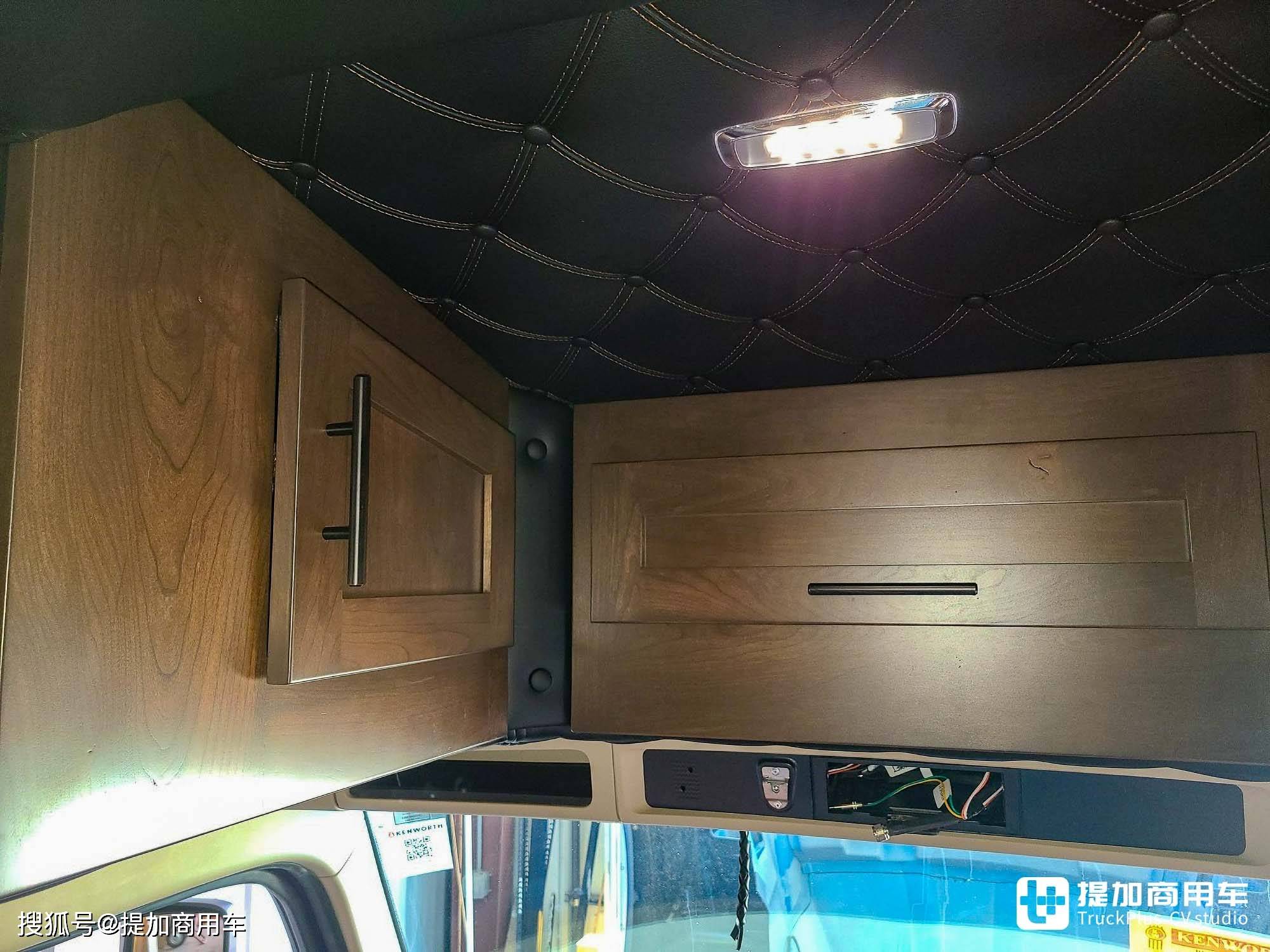 超大生活舱的美式长头卡车,肯沃斯t680实拍,背着一居室上路?