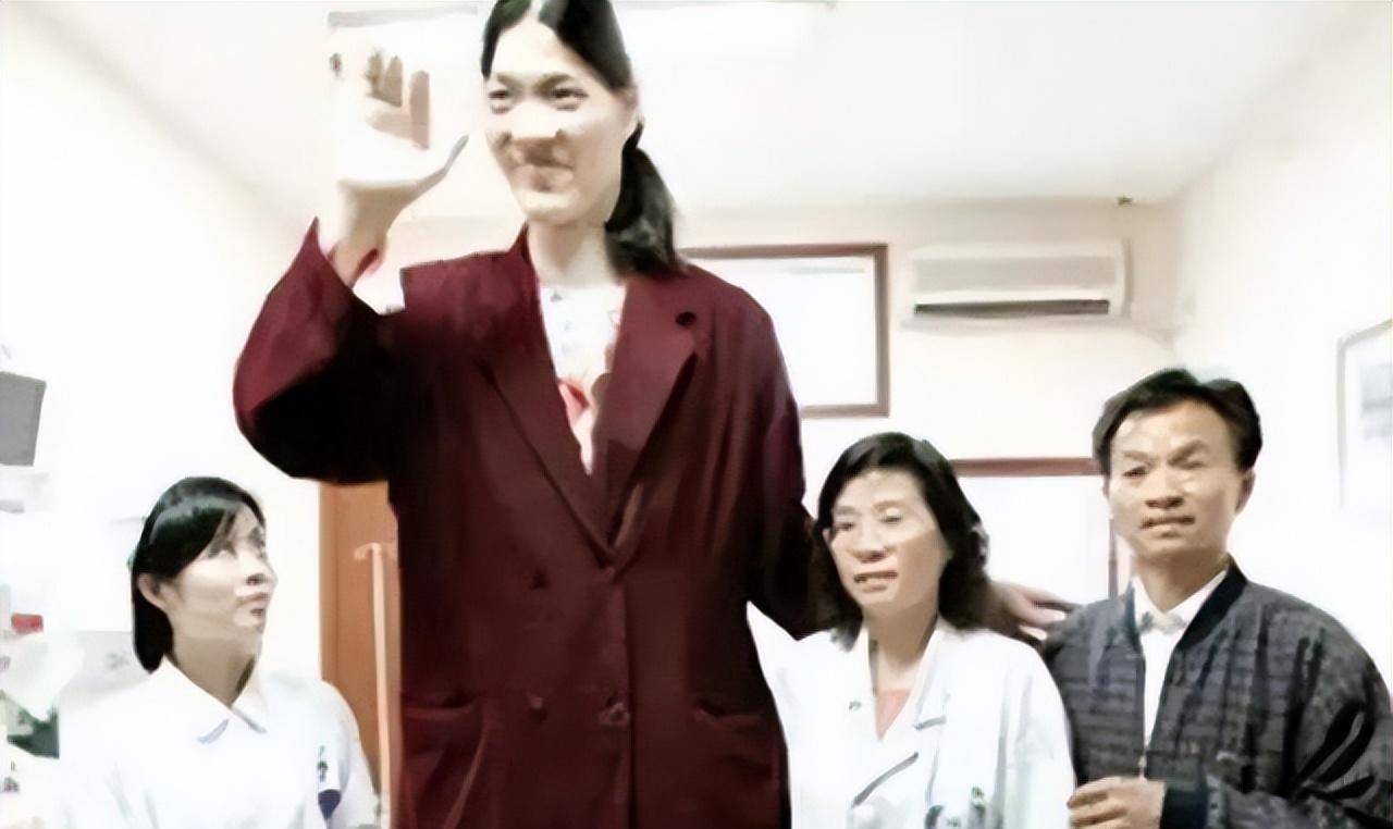 女巨人曾金莲:高2.48米,一顿吃2斤饭,鞋穿60码,遗体至今封存