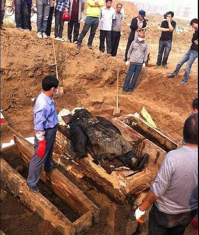 工地发现一座清朝墓,墓主人左脚长着6个脚趾,穿着龙袍身份成谜