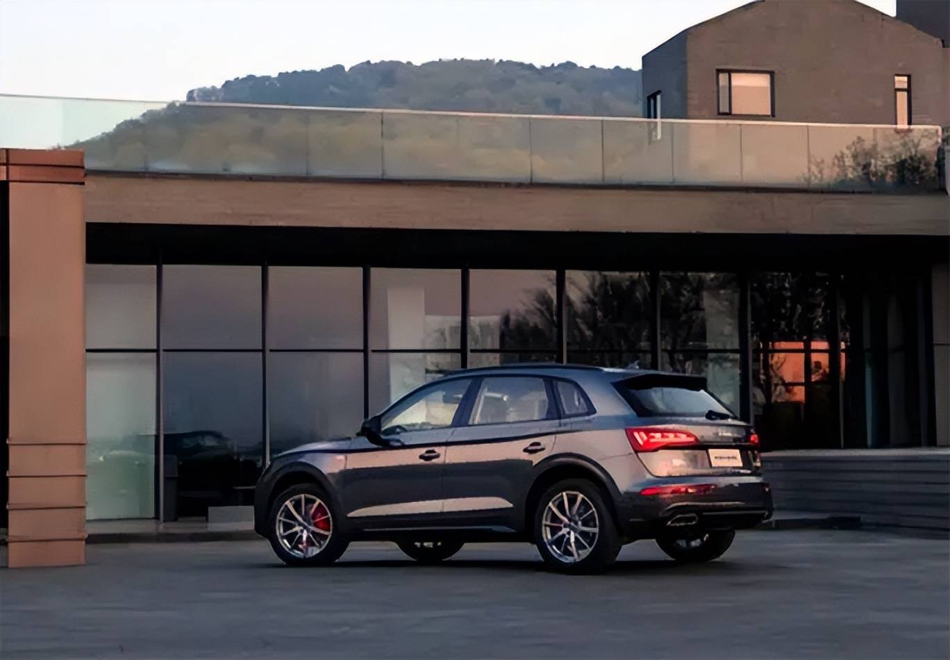 这个标准与大众汽车的330tsi相当,确实是比较弱的;不过奥迪q5l采用的