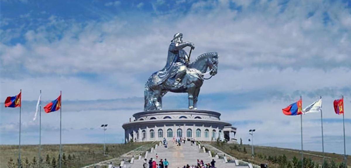 成吉思汗也是中国王朝元朝的缔造者,和中国源远深长,所以中国的游客很