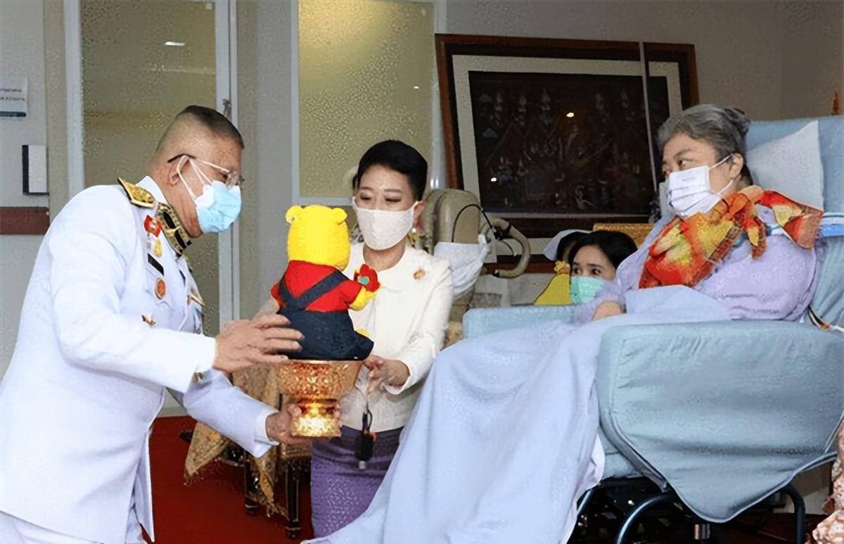 1988年戴安娜访问泰国,泰王嫌弃妻子肥胖不让出镜,妻子记恨至今