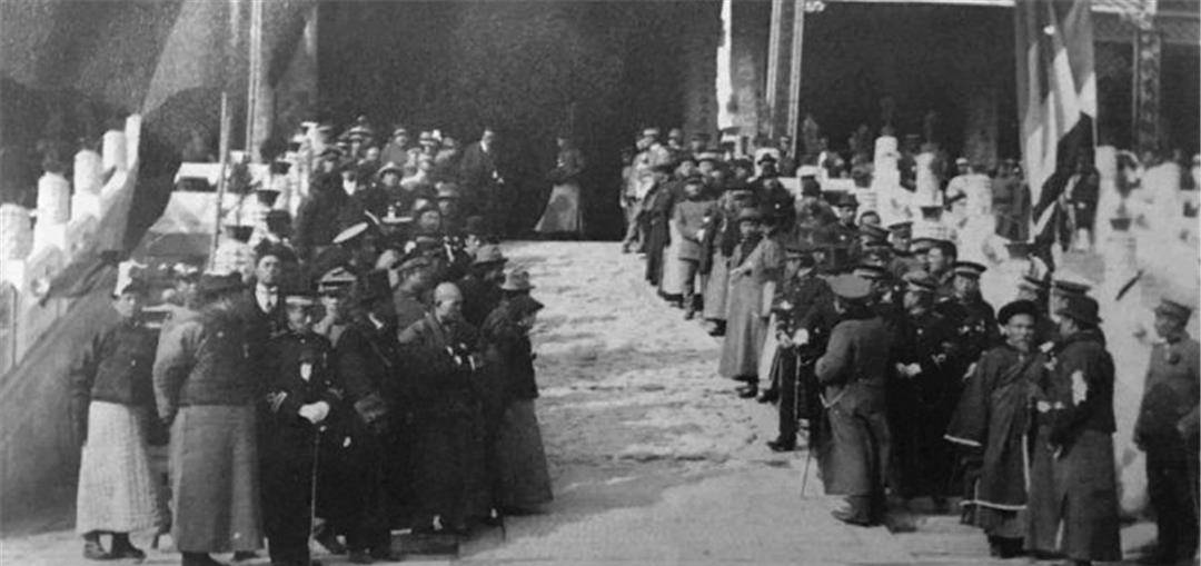 溥仪登基时的场景:程序复杂场面宏大,图6老百姓无一人愿意下跪