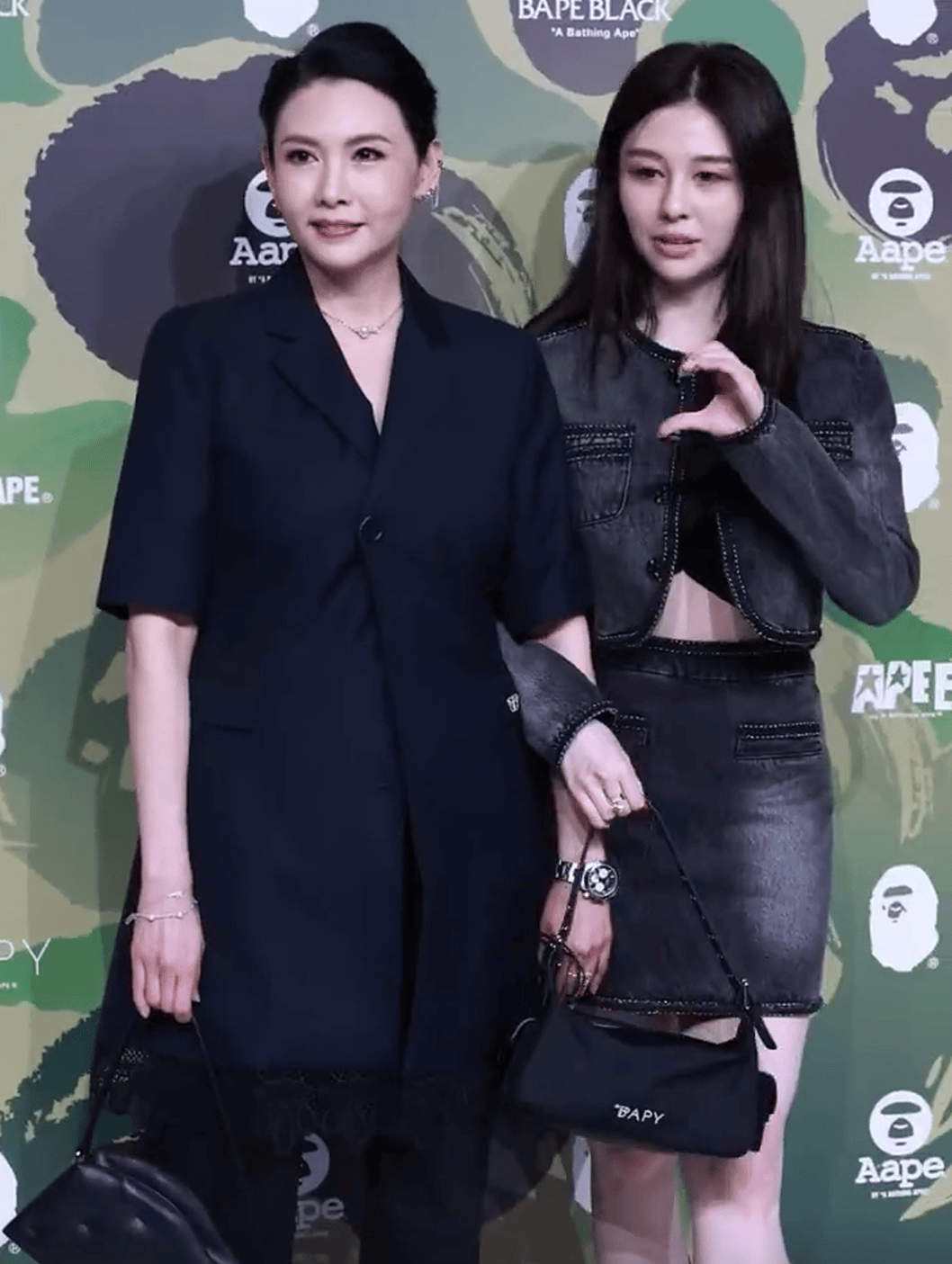 沈月,作为邱淑贞的大女儿,她的长相甜美可人,但却完全没有继承母亲