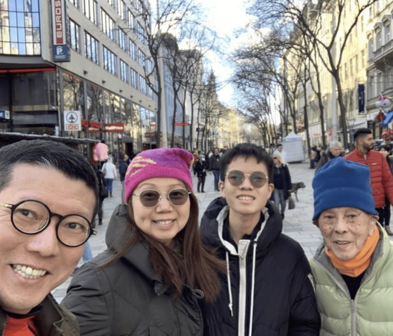 不过他很会展开多元化发展,在拍戏之余,还在香港浸会大学担任中学老师