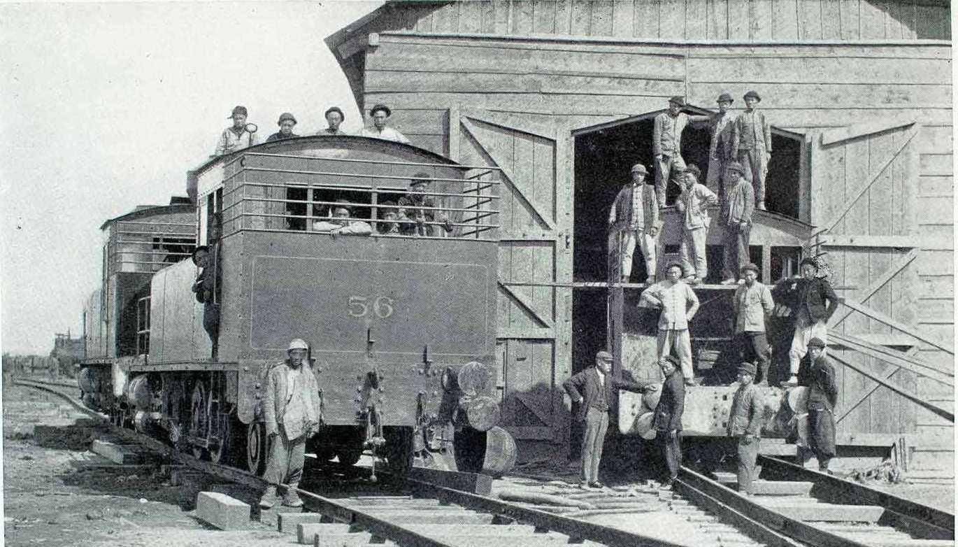 清朝老照片:图二是铁路竣工图,图五是老爷子扛着一大担鞋垫去卖