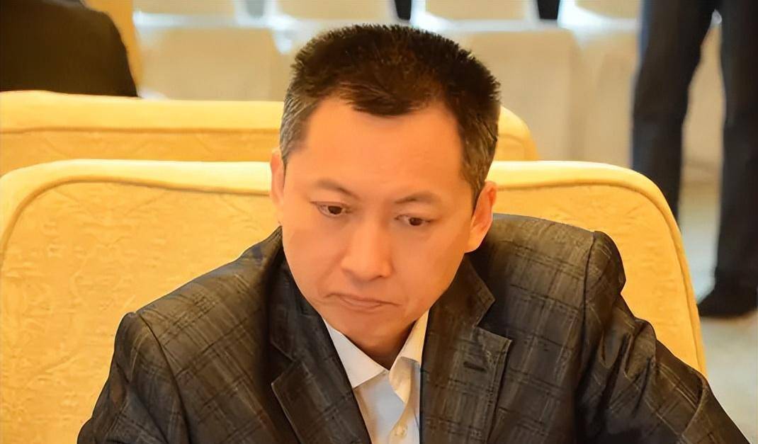 尤其对比日本那边的欢呼雀跃,只有三个人的中方显得形单影只,一派萧条
