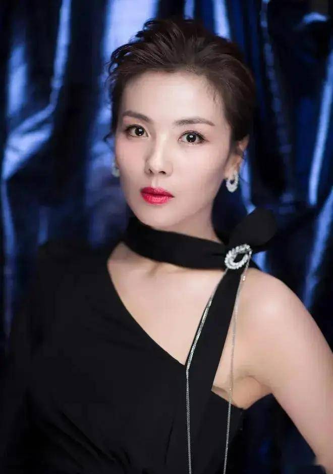 魅力四射刘涛45岁写真,美貌与才华并存,女神风范尽显!