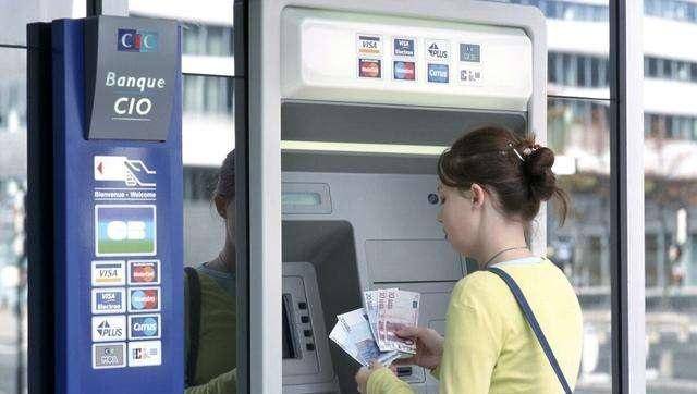 atm取一万吐出两万,取款人只拿一万,银行:你为什么不多拿1万